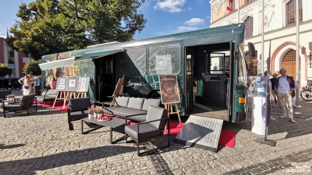 Galeria sztuki na kółkach w przebudowanym autobusie komunikacji miejskiej okazała się jedną z większych atrakcji Jarmarku Królowej Świata na Rynku Starego Miasta w Stargardzie.