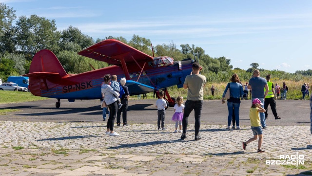 Pokaz spadochroniarzy, prezentacje śmigłowców i motolotni, a nawet możliwość wzbicia się w przestworza.