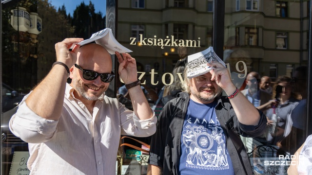 Tłumy czytelników ustawiły się dziś przed szczecińskimi księgarniami kameralnymi. W długich kolejkach czekano na autografy autorów, którzy wspólnie wydali zbiór opowiadań Pewnego razu w Szczecinie. Wydarzyło się w księgarniach kameralnych.