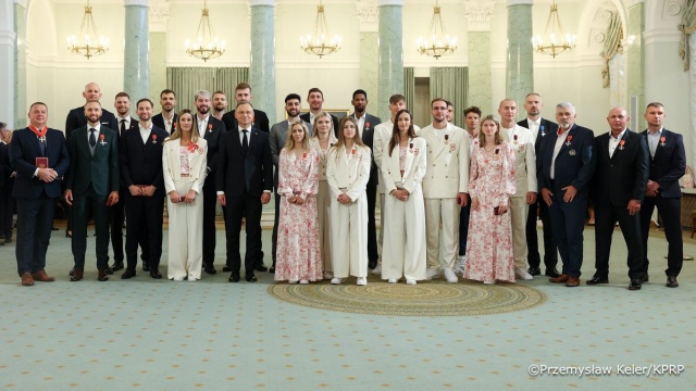 Polscy medaliści olimpijscy i ich trenerzy z wysokimi odznaczeniami państwowymi. Ordery wręczył podczas ceremonii w Warszawie prezydent Andrzej Duda.