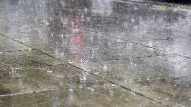 Instytut Meteorologii i Gospodarki Wodnej prognozuje silne ulewy. Nad Polskę dociera niż genueński - taki, jaki doprowadził do powodzi tysiąclecia w 1997 roku.