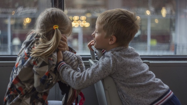 Dzieci do szkoły w Dobrej w powiecie łobeskim jeździły zdezelowanym autobusem. W pojeździe były połamane siedzenia, nie można było otworzyć okien czy zapiąć pasów - podaje portal Łobez24. Zdjęcia autobusu w mediach społecznościowych opublikował radny powiatu Kazimierz Łojek.