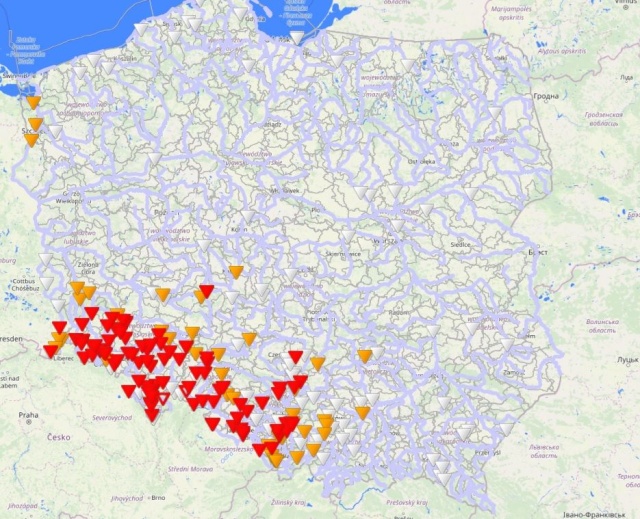 Na południu Polski niebezpiecznie będzie aż do końca dnia - prognozuje Instytut Meteorologii i Gospodarki Wodnej. Przede wszystkim z powodu opadów deszczu, które w województwie dolnośląskim mogą wynieść około 60 litrów na metr kwadratowy.