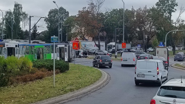 Wypadek na rondzie Gierosa. W tej części szczecińskich Gumieniec taksówka zderzyła się z tramwajem, który wypadł z szyn.