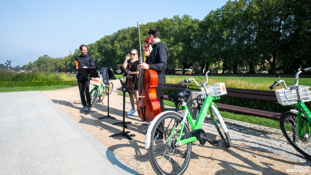 Będą w centrum Szczecina i na Stołczynie. Będą jeździć rowerami i... grać na skrzypcach oraz wiolonczeli. To akcja Tour The Musica muzyków Baltic Neopolis Orchestra.