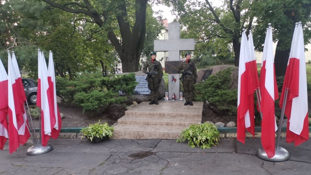 Ofiary prześladowań na nieludzkiej ziemi uczciło dzisiaj dowództwo Garnizonu Stargard, przedstawiciele władz samorządowych miasta i powiatu. Kwiaty pod Krzyżem Sybiraka przed kościołem pw. św. Ducha w Stargardzie złożono w 85. rocznicę napaści wojsk sowieckich na Polskę.