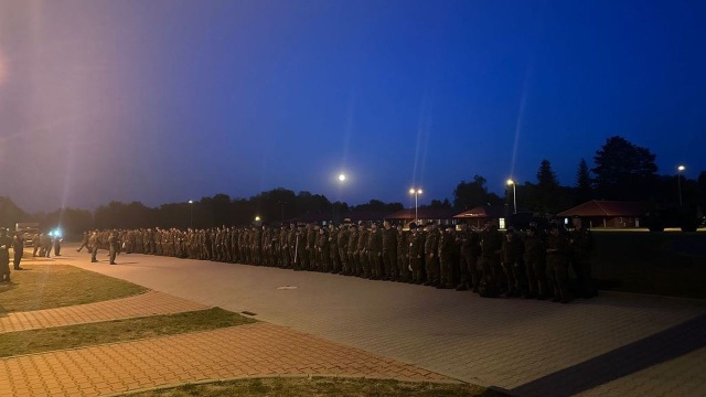 Część jedzie już na południe Polskie, część zaraz do nich dołączy - kilkuset żołnierzy 12. Dywizji Zmechanizowanej będzie pomagać powodzianom.