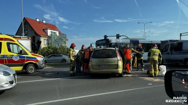 Do zdarzenia doszło na ulicy Struga. Zderzyły się ze sobą autobus i samochód osobowy. Jedna osoba była zakleszczona w aucie.