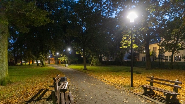 Park przy ulicy Boryny na szczecińskich Pomorzanach zyskał nowe oświetlenie. To 21 nowych lamp LED-owych.