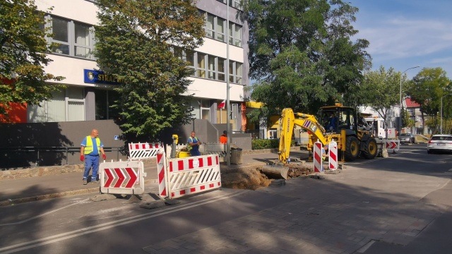 Odcinek ulicy Pierwszej Brygady w Stargardzie, gdzie w czerwcu doszło do awarii głównej magistrali wodociągowej, rozkopały ponownie ekipy budowlane.