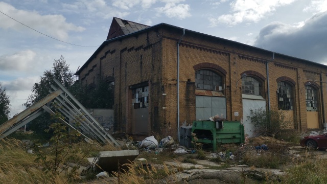 Wywieźli jedną bombę ekologiczną - na rozbrojenie czeka druga, siedmiokrotnie większa. Samorząd Stargardu rozpoczął kolejne postępowanie administracyjne w sprawie składowiska chemikaliów, tym razem w budynku dawnych ZNTK.