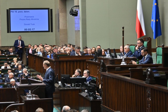 Poszkodowani nie będą pozostawieni sami sobie - zapowiada rząd. Podczas sejmowej dyskusji premier i czternaścioro ministrów opowiedzieli o obecnej sytuacji i o decyzjach, które podjęli w ostatnich dniach.