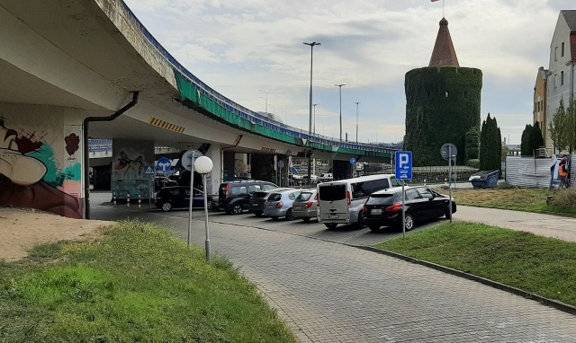 Część parkingu pod Trasą Zamkową znów dostępna - zakończył się pierwszy etap remontu.