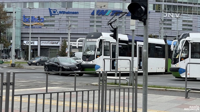 Przed godziną 12 na placu Rodła w Szczecinie samochód osobowy zderzył się z tramwajem linii 4.