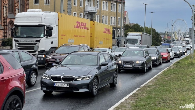 Jazda samochodem od środy po Szczecinie to katorga - narzekają kierowcy. Miasto jest zakorkowane, szczególnie w okolicach Wałów Chrobrego. W związku z przygotowaniami do obchodów 25-lecia Korpusu NATO w Szczecinie, część ulic jest zamknięta.