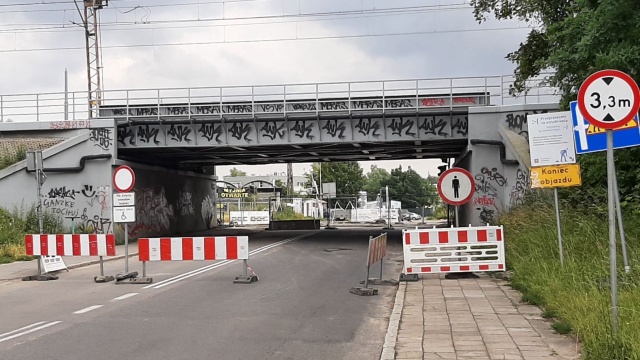 Od poniedziałku udostępniony dla ruchu kołowego zostanie przejazd pod wiaduktem łączącym ulice Dąbrowskiego i Zapadłą.