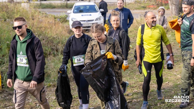 W weekend mieszkańcy regionu zbierali śmieci wokół fabryki benzyny syntetycznej w Policach, ale robili to w niestandardowy sposób.