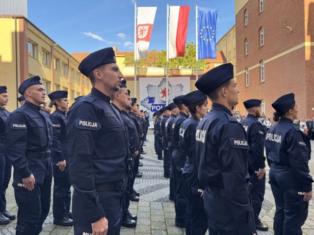 58 nowych funkcjonariuszy policji złożyło w poniedziałek ślubowanie na dziedzińcu komendy przy ul. Małopolskiej w Szczecinie.