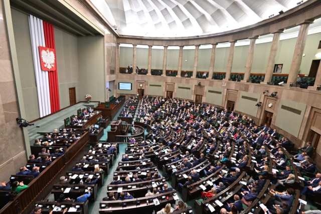 Sejm uchwalił specustawę powodziową. Zakłada ona między innymi wsparcie dla kredytobiorców, pomoc dla przedsiębiorców i dodatkowy urlop na usuwanie skutków powodzi.