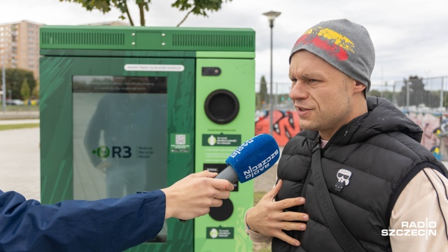 Koszt segregacji jednej butelki w butelkomacie to prawie 28 złotych. Na terenie szczecina m.in. przy Arkonce, Netto Arenie, a także kąpielisku Dąbie mamy 5 butelkomatów.