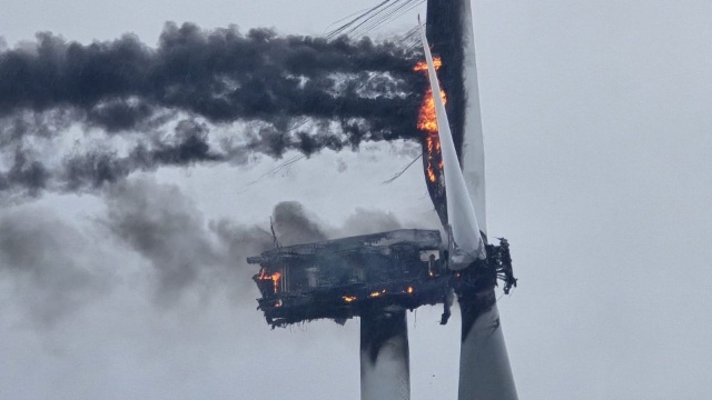 Płonie turbina wiatrowa niedaleko miejscowości Strachomino w powiecie koszalińskim.