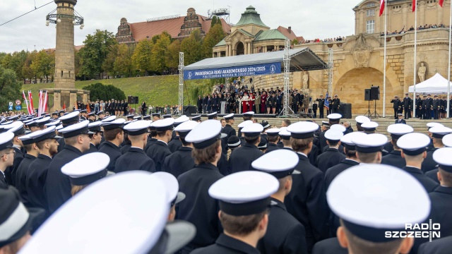 To duma, radość, ale i czas pożegnań. Rodziny z całej Polski przyjechały dziś do Szczecina, by zobaczyć swoje dzieci w mundurach Politechniki Morskiej z okazji inauguracji nowego roku akademickiego na uczelni.