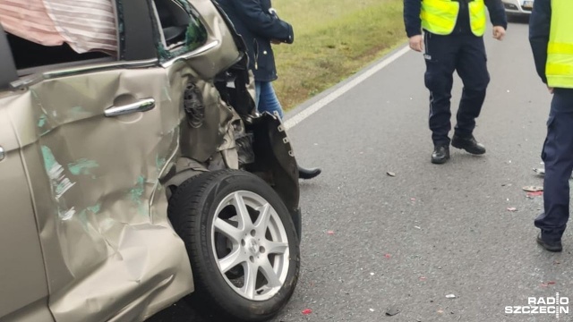 Zderzenie osobówki z ciężarówką na chociwelce.