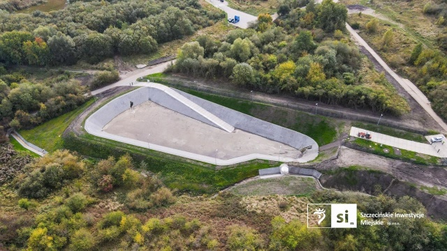 Przyjmie ponad 6 tysięcy metrów sześciennych wody, a jego głównym zadaniem będzie gromadzenie wód opadowych z okolicznych terenów. Zbiornik retencyjny w rejonie ulicy Ostoi-Zagórskiego w Szczecinie - gotowy.