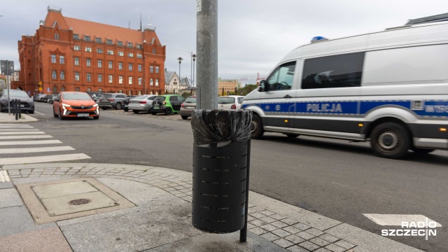 Zniszczone kosze straszą przy ulicy Kaszubskiej i Korzeniowskiego. Śmietniki oryginalnie posiadały otwór na odpady umieszczony z boku.