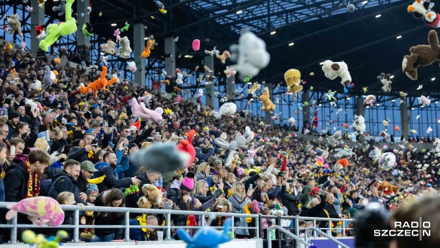 Liczenie pluszaków trwało pięć dni, ale teraz już wszystko jest jasne. Na murawę stadionu Pogoni Szczecin poleciało w niedzielę ponad 112 tysięcy maskotek.