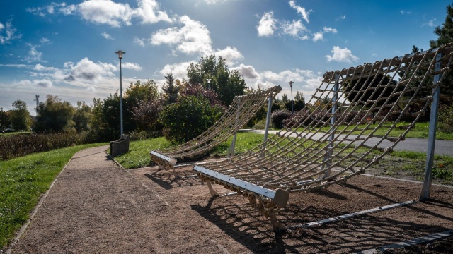 Stoły piknikowe, huśtawki, a nawet bulodrom. Takie nowości czekają na mieszkańców nad Jeziorkiem Słonecznym na szczecińskich Gumieńcach.