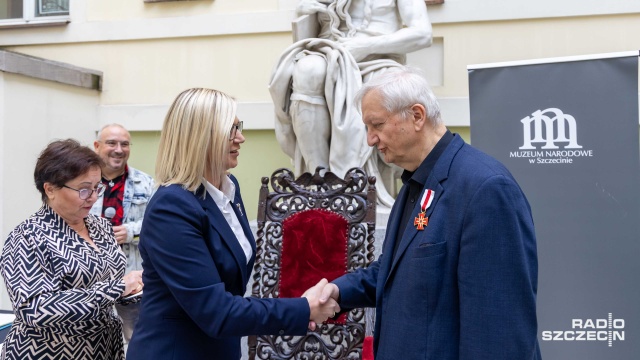 Ustępujący dyrektor Muzeum Narodowego w Szczecinie Lech Karwowski wyróżniony przez marszałka województwa. Z rąk wicemarszałek Anny Bańkowskiej przyjął Złotą Odznakę Honorową Gryfa Zachodniopomorskiego.