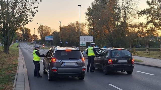 Bez ważnych badań i prawa jazdy - za to z zakazem i pod wpływem. Szczecińska policja zatrzymała 36-latka prowadzącego samochód pod wpływem narkotyków.