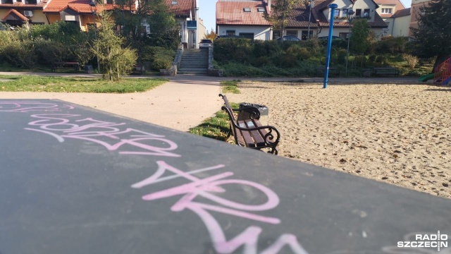 Podpalony parkowy szalet i huśtawka, która wylądowała w rzece. Wandale grasują po stargardzkich parkach, a odpowiedzialny za ich utrzymanie Zarząd Usług Komunalnych liczy straty.