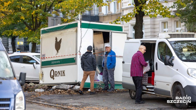 Pijany kierowca staranował budkę z kurczakami przy placu Szarych Szeregów w Szczecinie. Do zdarzenia doszło w nocy.