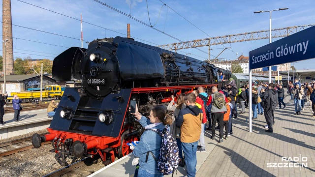 Tak tłoczno na szczecińskim dworcu przy ulicy Kolumba dawno nie było. A to przez retro atrakcję, czyli zabytkowy pociąg z niemieckim parowozem.