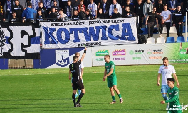 Porażka pierwszoligowych piłkarzy Kotwicy Kołobrzeg. Biało-Niebiescy przegrali przed własną publicznością z Wartą Poznań.