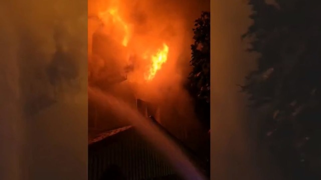 Pożar domu jednorodzinnego w Wisełce, straż pożarna otrzymała zgłoszenie około 20:30.