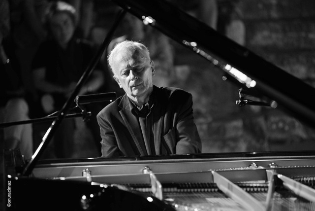 W wieku 72 lat zmarł Janusz Olejniczak - wybitny polski pianista, jeden z czołowych współczesnych interpretatorów twórczości Fryderyka Chopina.