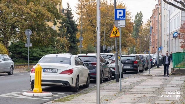 Osiem złotych za pierwszą godzinę parkowania, 9,60 zł za drugą i 11,40 za trzecią - tyle od 1 maja przyszłego roku płacić będą kierowcy za pozostawienie swojego samochodu w tzw. strefie śródmiejskiej Szczecina.