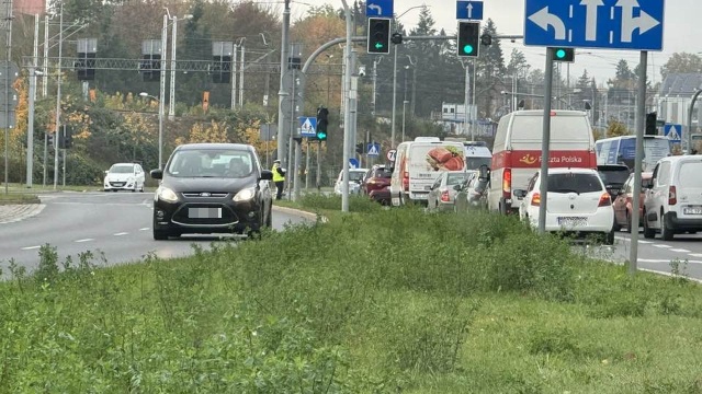 Na skrzyżowaniu ulic Arkońskiej i Wszystkich Świętych w Szczecinie zderzyły się dwie osobówki.