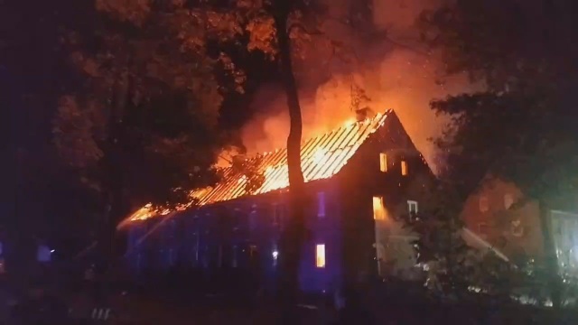 Szesnaście rodzin bez dachu nad głową po nocnym pożarze w Łobzie.