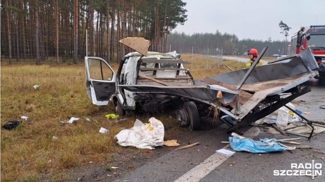 Dwie osoby poszkodowane w wypadku na węźle Goleniów Południe. Na zjeździe z węzła na S6 w stronę Świnoujścia zderzyły się dwa samochody: dostawczy i osobówka.