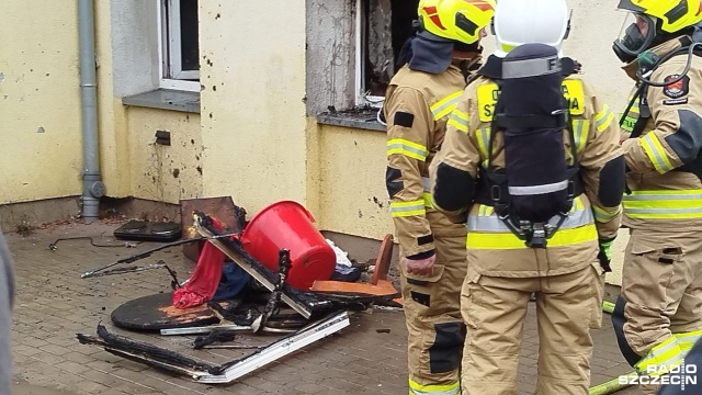 Sześć osób poszkodowanych, w tym czworo dzieci - to wstępne informacje o pożarze w Kołobrzegu.