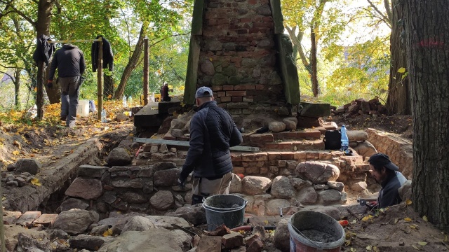 Odzyskuje dawny - barokowy - blask, a teraz okazało się, że skrywał też małą tajemnicę. Chodzi o zabytkowy pomnik Jrgena Berndta von Ramina w miejscowości Stolec w gminie Dobra.