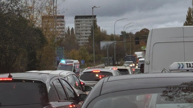 Wypadek nieopodal szczecińskiej Fabryki Wody - jedna osoba jest poszkodowana. Występują spore utrudnienia dla kierowców.