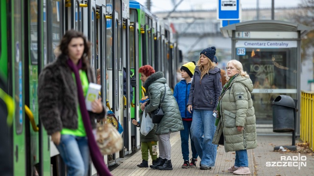 Szybko i sprawnie - szczecinianie odwiedzający groby we Wszystkich Świętych chwalą komunikacje miejską.