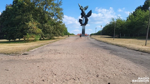 Szykuje się kompleksowy remont reprezentacyjnej alei Fałata w parku Kasprowicza w Szczecinie. Aleja prowadzi od ul. Piotra Skargi, obok pomnika Czynu Polaków, przez koronę Teatru Letniego, Różankę i dalej w kierunku Syrenich Stawów.