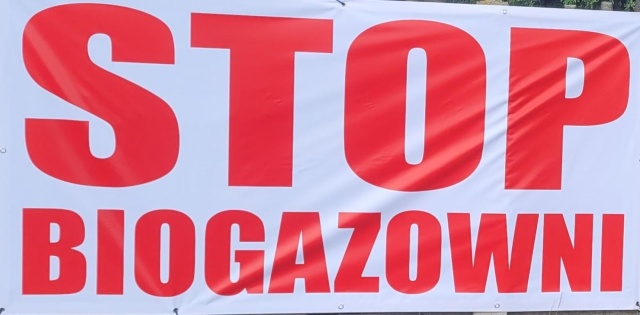 Mieszkańcy Trzcinnej w powiecie myśliborskim protestują przeciwko budowie biometanowni w pobliżu ich miejscowości. Zablokowali drogę wojewódzką numer 119, czyli starą trójkę - chcą w ten sposób zwrócić uwagę na swoje obawy.