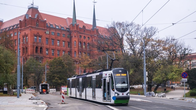 Pomyślnie zakończył się próbny przejazd tramwaju ulicą Kolumba w Szczecinie. Skład pokonał trasę między Nabrzeżem Wieleckim a pętlą Pomorzany.